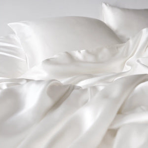 OPSUNDBAY Silk summer duvet with silk pillows in a white bed