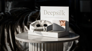 OPSUNDBAY Deepsilk-counter display med fokus på Deepsilk-sovemasken, præsenteret i en enkel og indbydende opsætning.