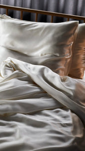 Luxurious silk pillowcase for your bedroom that enhances comfort and adds elegance to your sleep space.